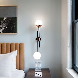 Gemütliches Zimmer für Hörgeschädigte mit Queensize-Bett
